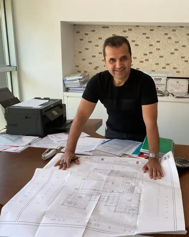 Vural İnşaat’ın kurucusu Alanya’daki ofisinde, masasındaki çizimlerin başında